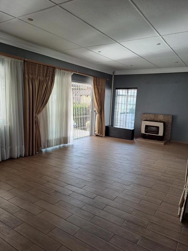 To Let 4 Bedroom Property for Rent in Roosevelt Park Gauteng