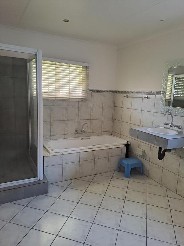 To Let 4 Bedroom Property for Rent in Roosevelt Park Gauteng