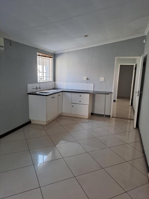 To Let 4 Bedroom Property for Rent in Roosevelt Park Gauteng