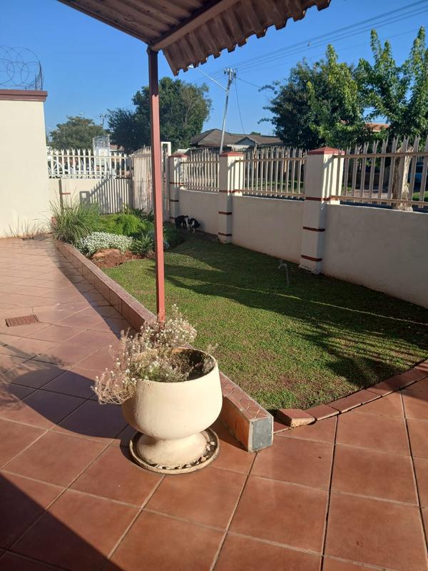 4 Bedroom Property for Sale in Laudium Gauteng