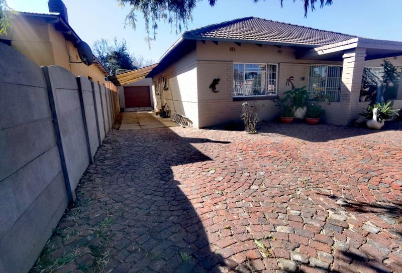 3 Bedroom Property for Sale in Geduld Gauteng
