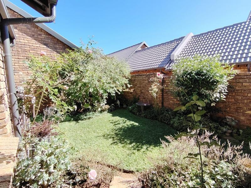 2 Bedroom Property for Sale in Rooihuiskraal North Gauteng
