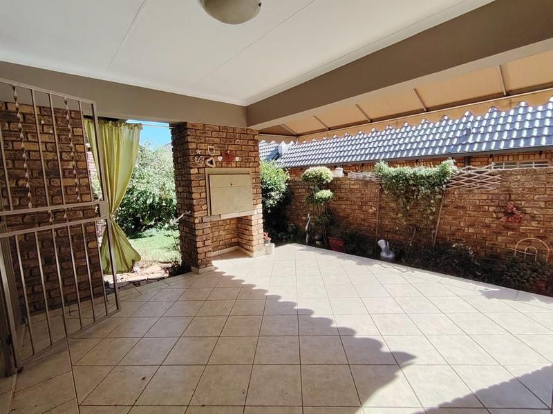 2 Bedroom Property for Sale in Rooihuiskraal North Gauteng