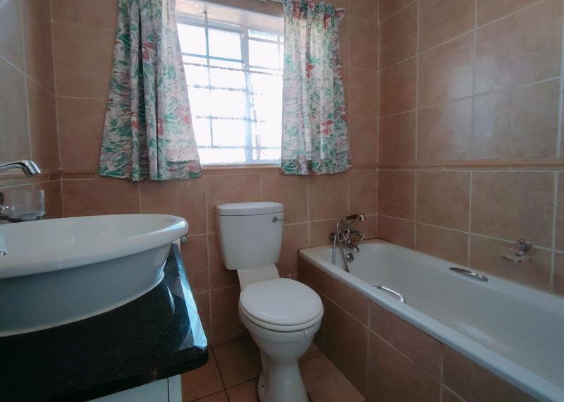 2 Bedroom Property for Sale in Rooihuiskraal North Gauteng