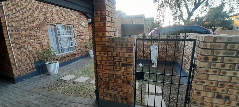 2 Bedroom Property for Sale in Honeydew Grove Gauteng