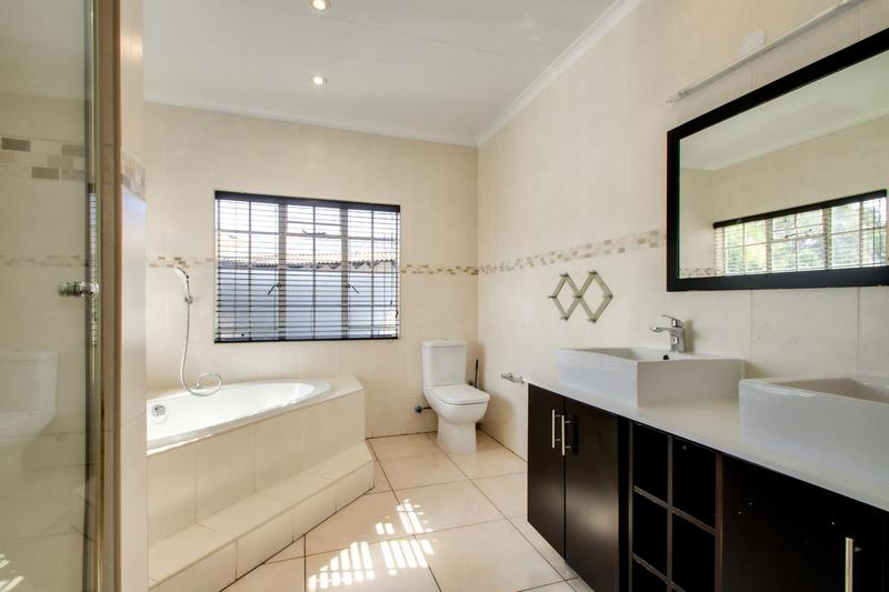 5 Bedroom Property for Sale in Fourways Gardens Gauteng