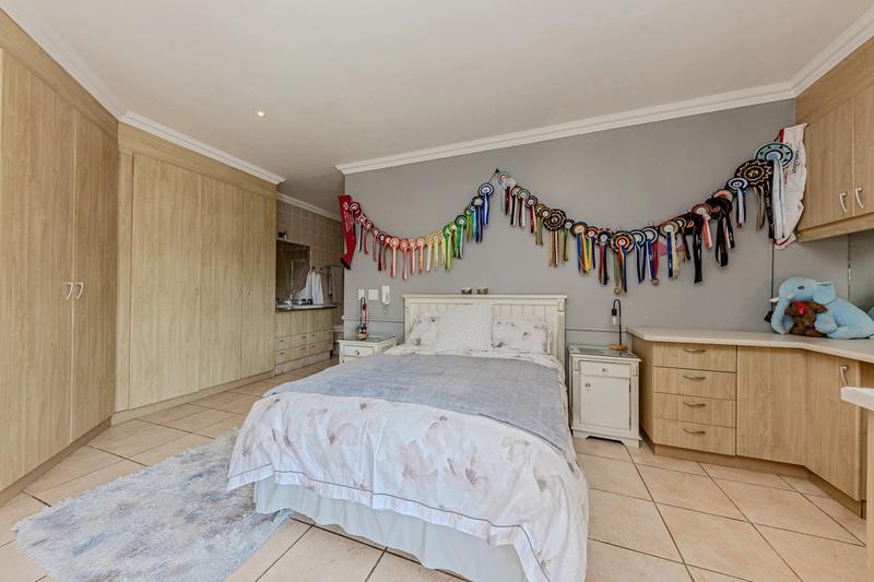 7 Bedroom Property for Sale in Featherbrooke Estate Gauteng