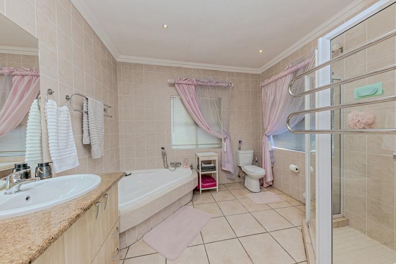 7 Bedroom Property for Sale in Featherbrooke Estate Gauteng