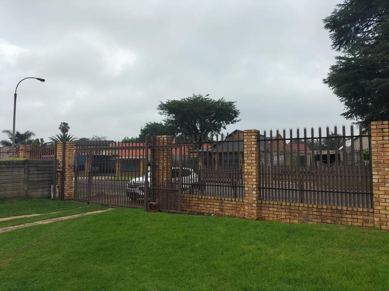 To Let 2 Bedroom Property for Rent in Bonaero Park Gauteng