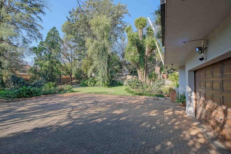 7 Bedroom Property for Sale in Eldoraigne Gauteng