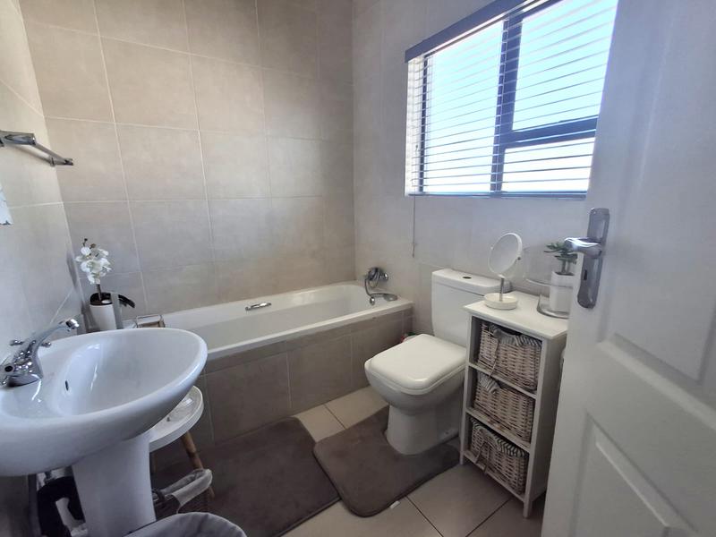 To Let 4 Bedroom Property for Rent in Blue Hills Gauteng
