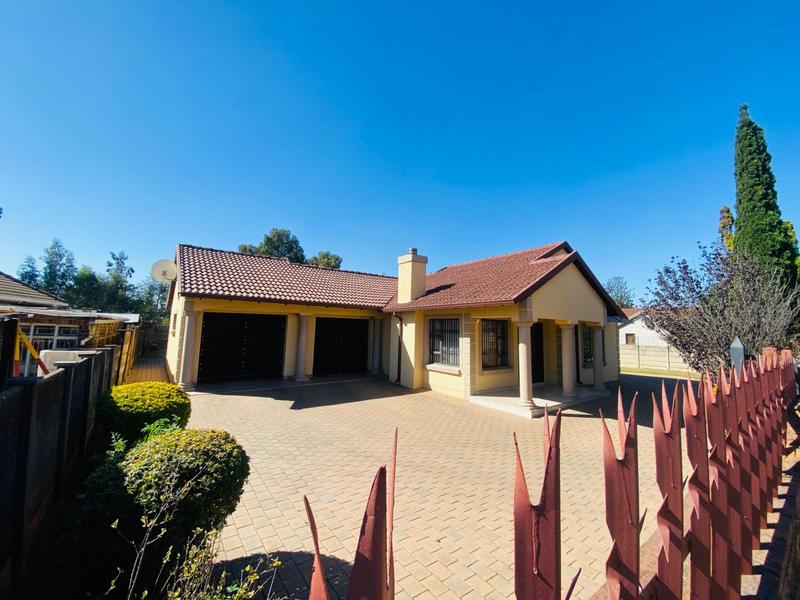 6 Bedroom Property for Sale in Clayville Gauteng
