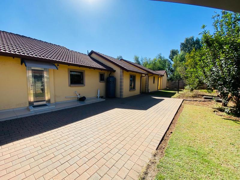 6 Bedroom Property for Sale in Clayville Gauteng