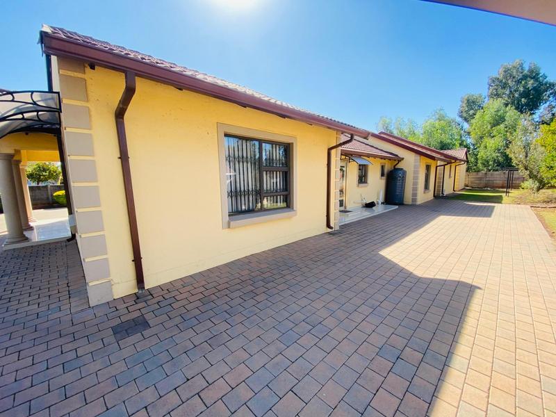 6 Bedroom Property for Sale in Clayville Gauteng