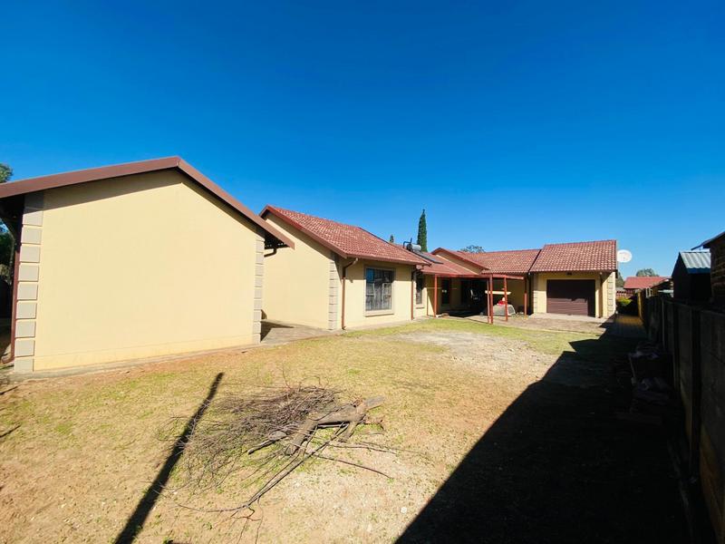 6 Bedroom Property for Sale in Clayville Gauteng
