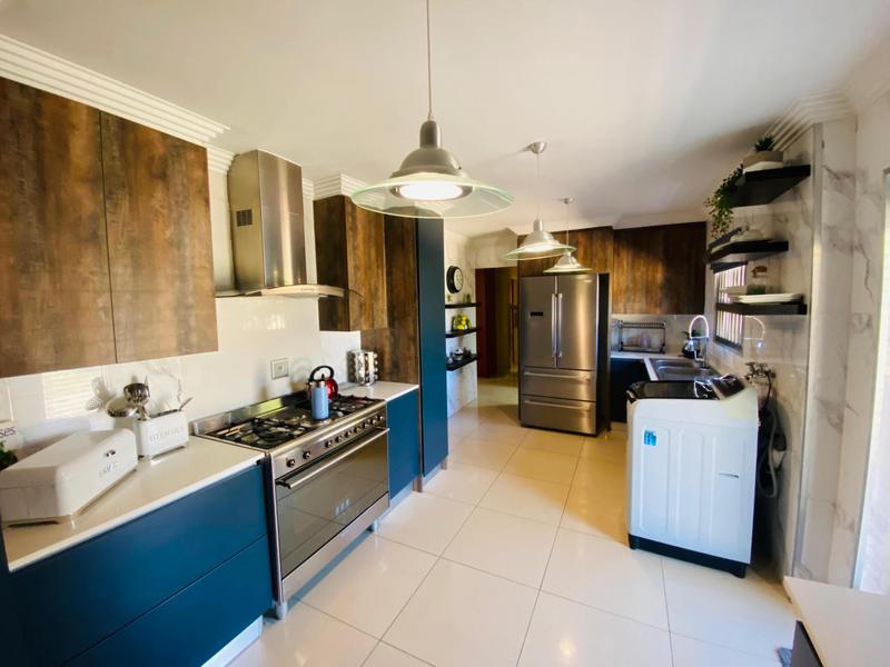 6 Bedroom Property for Sale in Clayville Gauteng