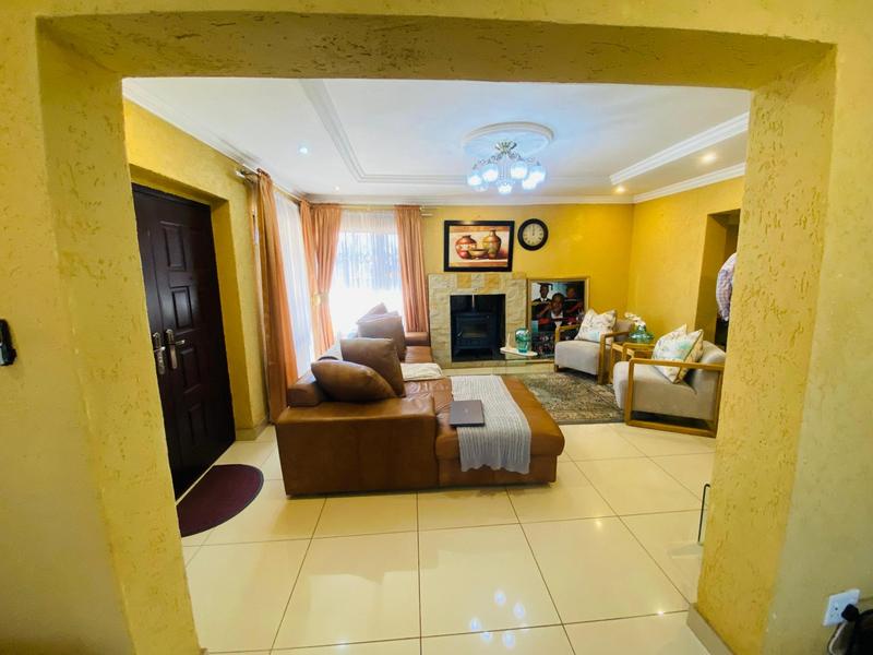 6 Bedroom Property for Sale in Clayville Gauteng