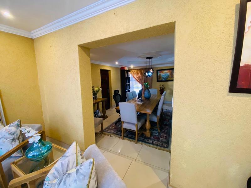 6 Bedroom Property for Sale in Clayville Gauteng