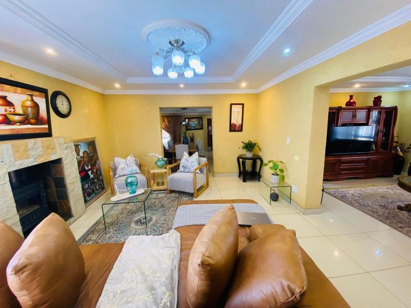 6 Bedroom Property for Sale in Clayville Gauteng