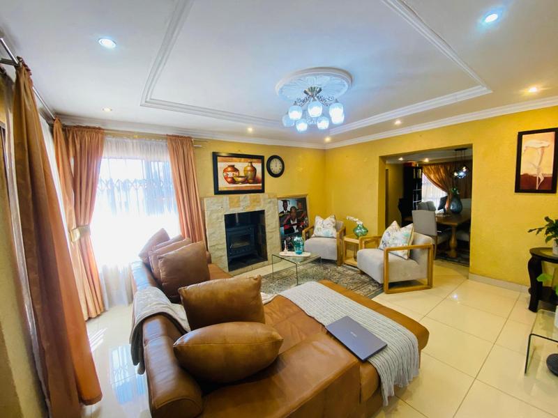 6 Bedroom Property for Sale in Clayville Gauteng