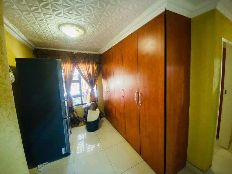 6 Bedroom Property for Sale in Clayville Gauteng