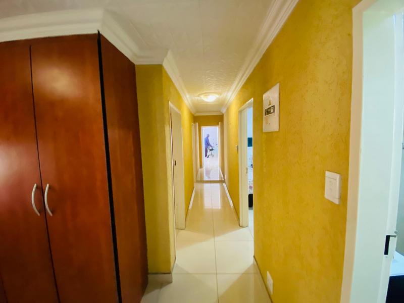 6 Bedroom Property for Sale in Clayville Gauteng