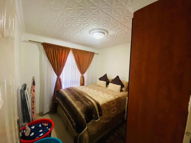 6 Bedroom Property for Sale in Clayville Gauteng