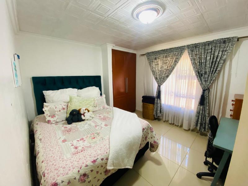 6 Bedroom Property for Sale in Clayville Gauteng