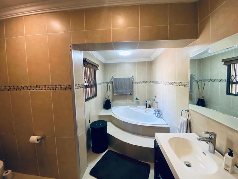 6 Bedroom Property for Sale in Clayville Gauteng