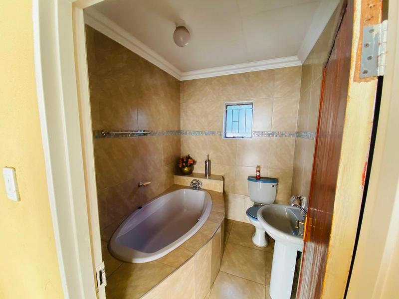 6 Bedroom Property for Sale in Clayville Gauteng
