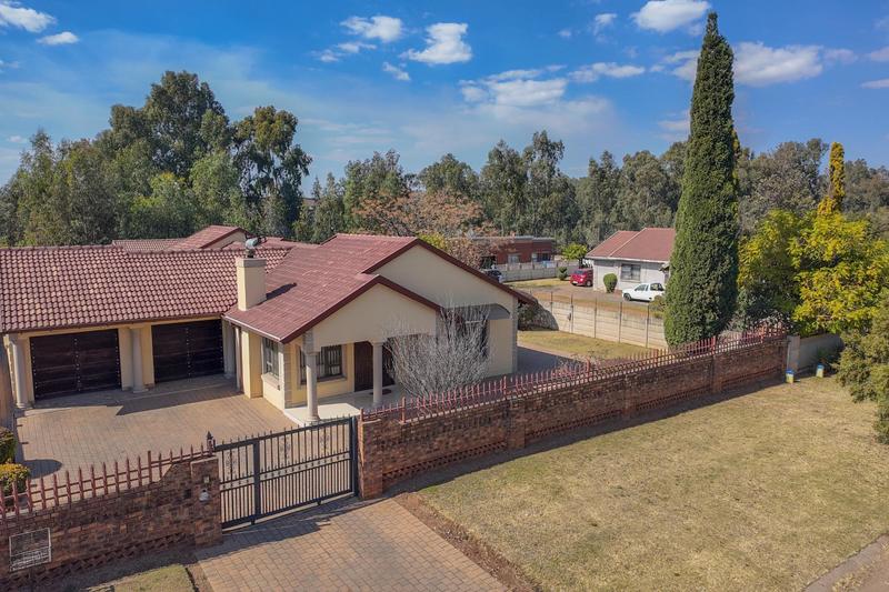 6 Bedroom Property for Sale in Clayville Gauteng
