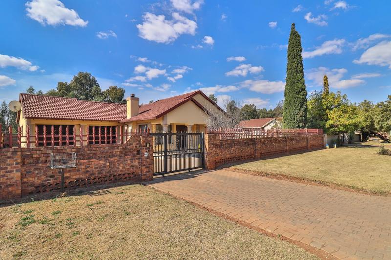 6 Bedroom Property for Sale in Clayville Gauteng