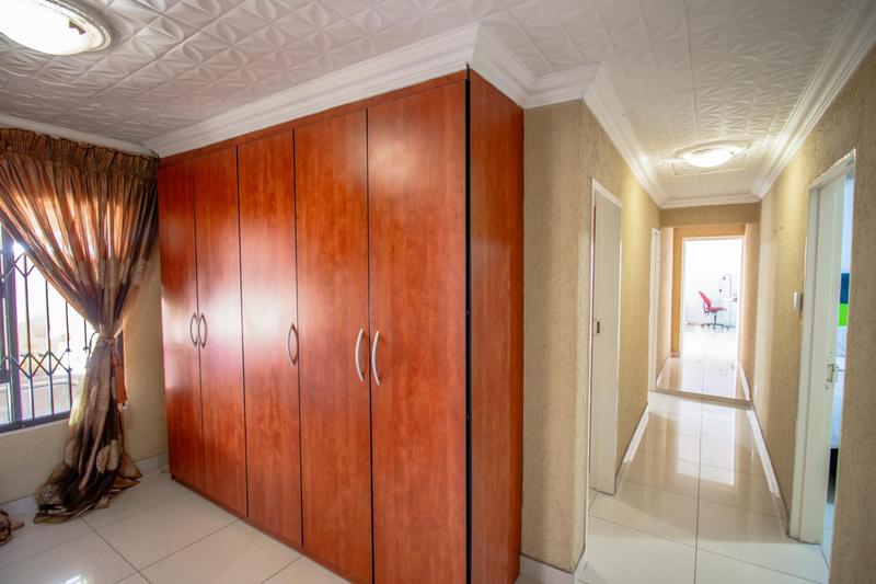 6 Bedroom Property for Sale in Clayville Gauteng