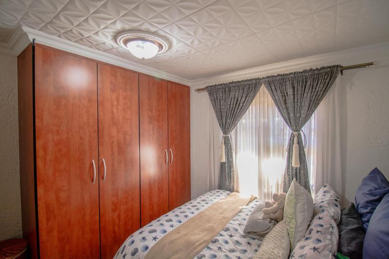 6 Bedroom Property for Sale in Clayville Gauteng