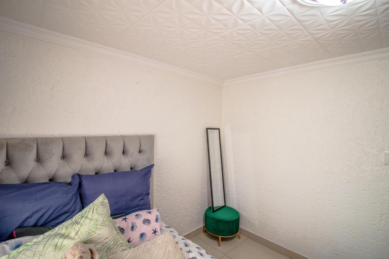6 Bedroom Property for Sale in Clayville Gauteng