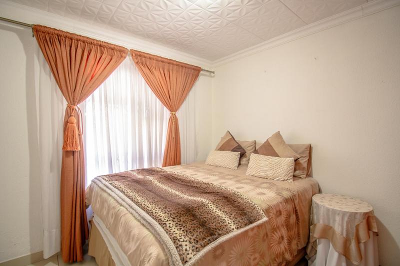 6 Bedroom Property for Sale in Clayville Gauteng