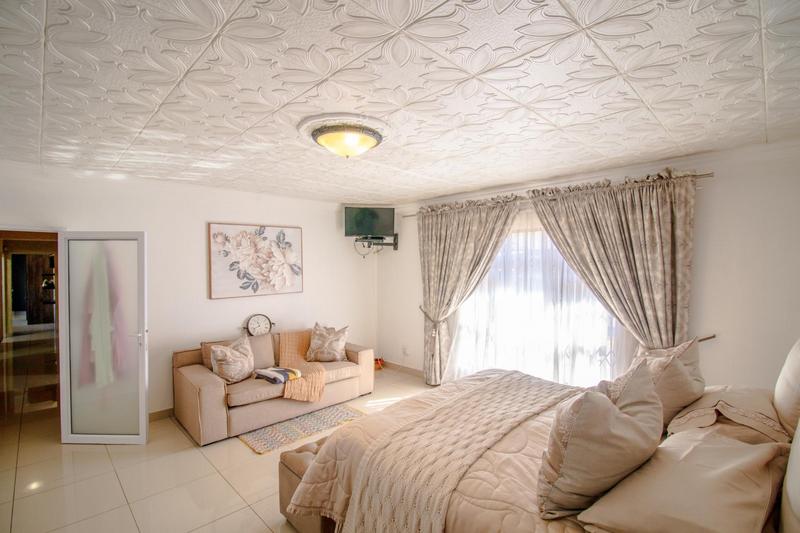 6 Bedroom Property for Sale in Clayville Gauteng