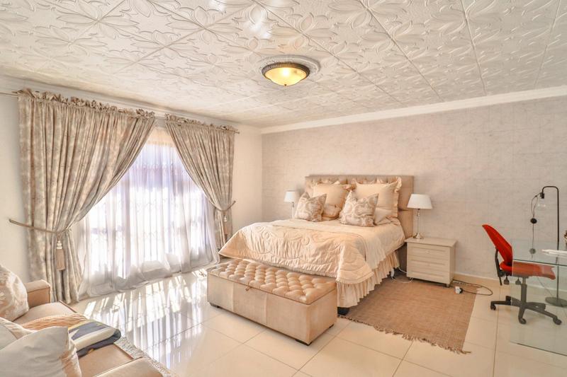 6 Bedroom Property for Sale in Clayville Gauteng