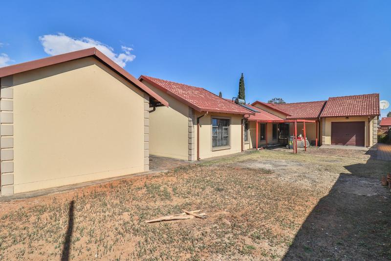6 Bedroom Property for Sale in Clayville Gauteng