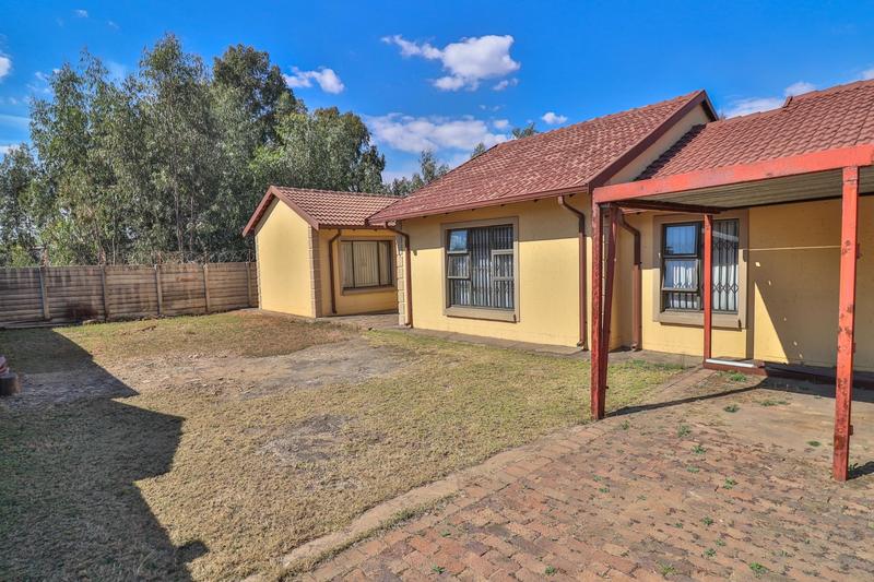 6 Bedroom Property for Sale in Clayville Gauteng
