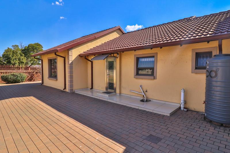 6 Bedroom Property for Sale in Clayville Gauteng