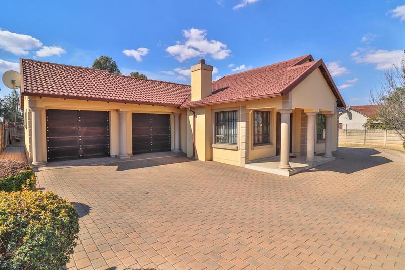 6 Bedroom Property for Sale in Clayville Gauteng