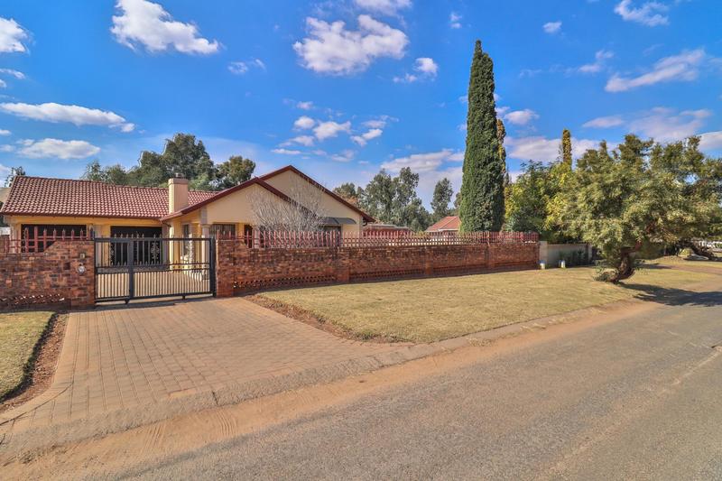 6 Bedroom Property for Sale in Clayville Gauteng