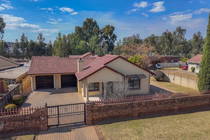 6 Bedroom Property for Sale in Clayville Gauteng