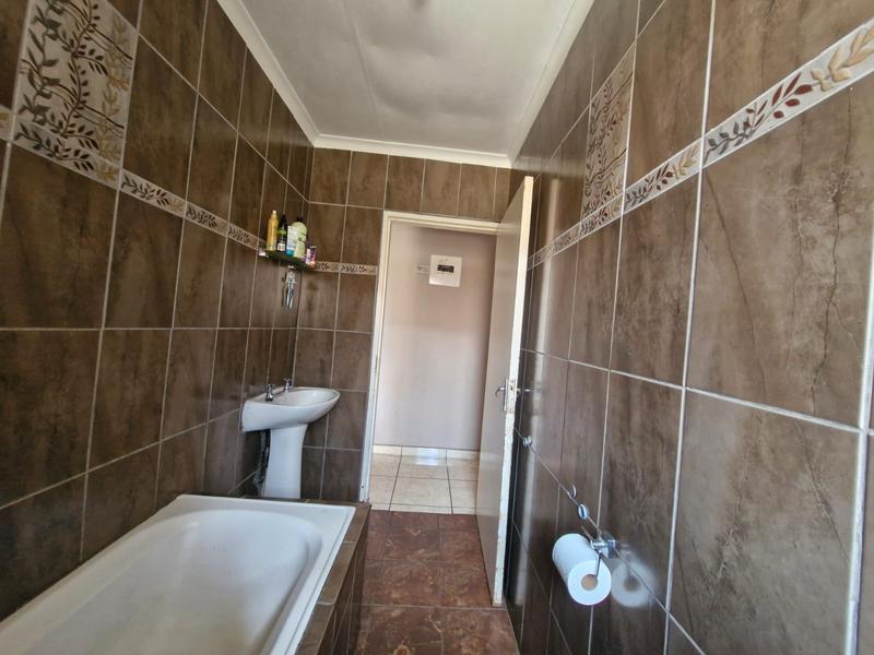 To Let 3 Bedroom Property for Rent in Leachville Gauteng