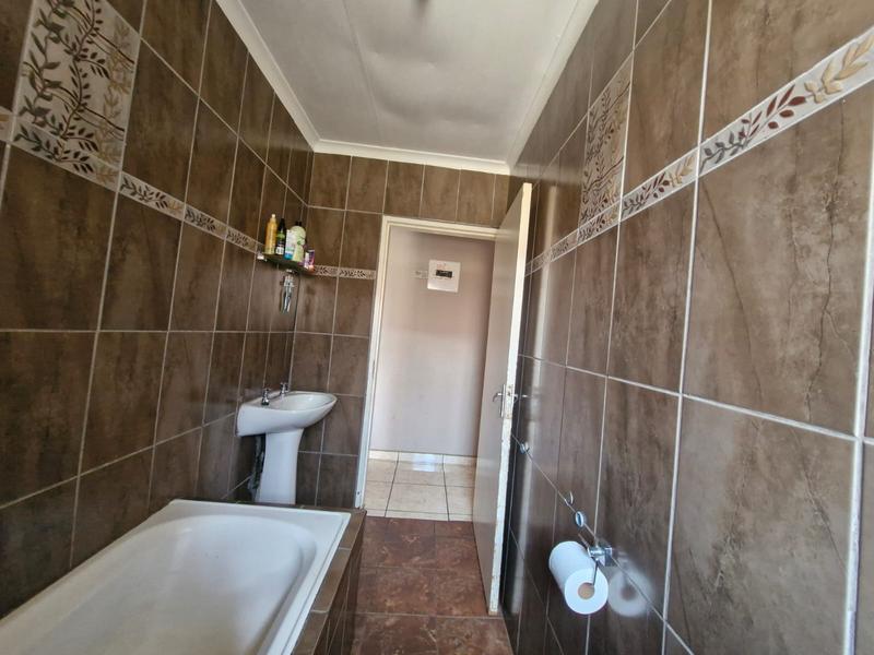 To Let 3 Bedroom Property for Rent in Leachville Gauteng