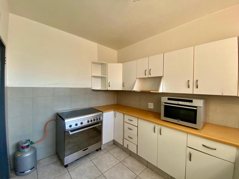 To Let 2 Bedroom Property for Rent in Florida Lake Gauteng