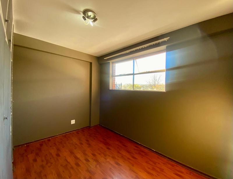 To Let 2 Bedroom Property for Rent in Florida Lake Gauteng