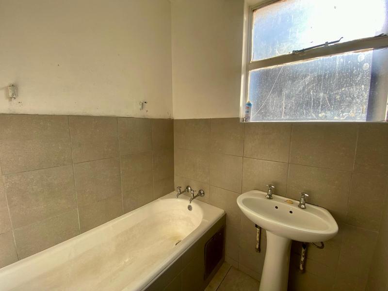 To Let 2 Bedroom Property for Rent in Florida Lake Gauteng