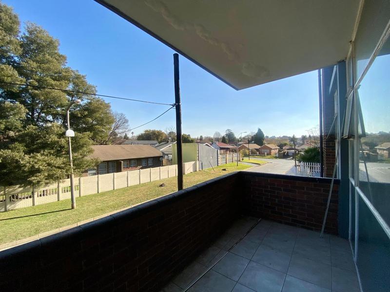 To Let 2 Bedroom Property for Rent in Florida Lake Gauteng
